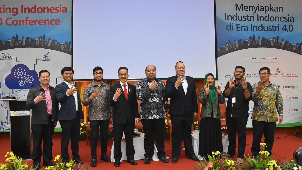 Foto bersama setelah diskusi panel sesi 3 di acara Making Indonesia 4.0 Conference