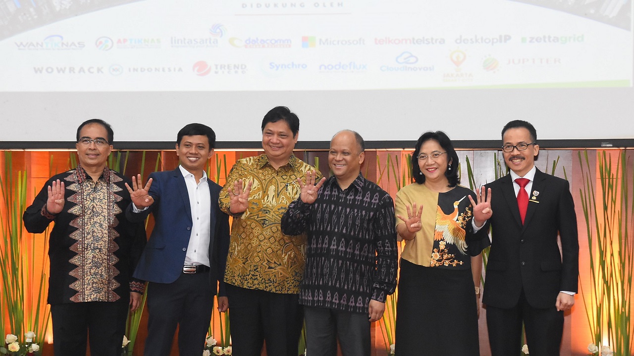 Foto Bersama di Acara Making Indonesia 4.0 Conference: Eko K Budiardjo, Alex Budiyanto, Airlangga Hartarto, Ilham Akbar Habibie, Gati Wibawaningsih dan Soegiharto Santoso